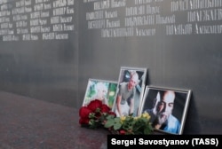 Цветы у Дома журналиста в память о троих убитых в Центральноафриканской Республике журналистах