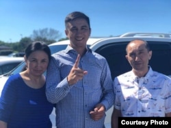 Жениш Искаков - в центре.