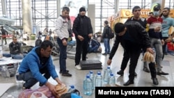 Пассажиры в аэропорту Внуково, архивное иллюстративное фото