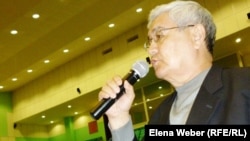 Жахан Махмутов, житель дома №6 в новом микрорайоне Бесоба города Караганды, рядом с которым обрушился дом №7. Караганда, 11 апреля 2012 года.