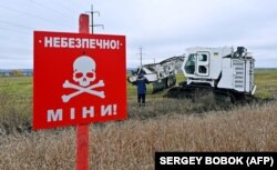 Українські військові використовують машину для розмінування Armtrac 400, здатну розмінувати 2400 квадратних метрів на годину