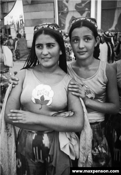 Узбекски момичета по време на спортно събитие.