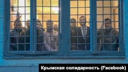 Крымские адвокаты и правозащитники вместе с крымскими татарами, задержанными под Верховным судом Крыма, в отделении полиции. Симферополь, 12 июля 2019 года