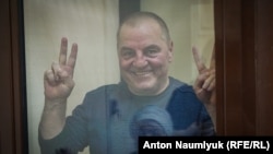 Edem Bekirov işğal etilgen Qırımnıñ Rusiye mahkemesinde, 2019 senesi mart ayı