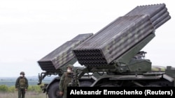 Militari din autoproclamata Republică Populară Donețk lângă un lansator multiplu de rachete Grad lângă localitatea Horlivka, regiunea Donețk, 21 mai 2020