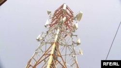 د افغانستان په لوګر ولایت کې د ټیلیفوني شبکې یوه ستنه - د ارشیف انځور