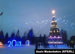 Елка в Караколе.