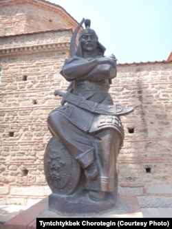 Изниктеги кыргыз жоокеринин күмбөзү жана айкели. Түркия. Т.Чоротегиндин сүрөтү. 04.5.2013.