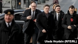 Ігар Петрышэнка (у цэнтры) на цырымоніі пахаваньня Кастуся Каліноўскага і паўстанцаў 1863–64 гадоў у Вільні 22 лістапада 2019 году