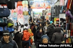 "Дордой" - один из крупнейших вещевых рынков Средней Азии.