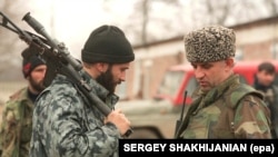 Аренан буьйранча Басаев Шемал а, къобалйанзачу Ичкерин президент Масхадов Аслан а. Нохчийчоь, 1996-чу шеран дечкен-беттан 30-хь