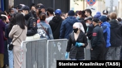 Москва. Кыргызстандын элчилигинин алдында турган мигранттар. Архивдик сүрөт.
