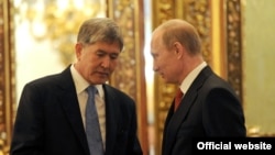 Орус президенти Владимир Путин менен Кыргызстандын мурдагы президенти, учурда камакта жаткан Алмазбек Атамбаев, 16-май 2012-жыл.