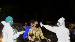 Медицински персонал мери температура на улица како дел од мерките за спречување на ширењето на заразата со Ковид-19, Индија, април 2020