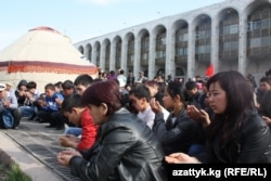 Сүрөттө: 7-апрелде окко учкандарга куран окулуп жатат, 7-апрель, 2011-жыл