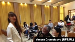 Гүлсана Сарногоева (солдо), Табыке, жубайы Жаңыл Сан-Марино шаарында кыргыз диаспорасынын жолугушуусунда.