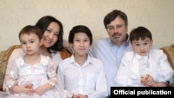 Салтанат Дүйшалиева-Чилдрес үй-бүлөсү менен