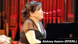 Пианистка Жанар Сулейманова на концерте в честь 140-летия А. Байтурсынова в Казгосфилармонии. Алматы, 5 сентября 2012 года.