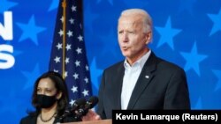 Демократскиот кандидат за претседател на САД Џо Бајден, придружуван од кандидатот за потпретседател Камала Харис дава изјава за резултатите од претседателските избори во САД во 2020 година за време на краткото појавување пред новинарите во Вилмингтон, Делавер, САД