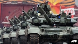 Орусиянын T-90 танктары Кызыл аянттагы Жеңиш күнүнө арналган аскердик парадда, Москва. 6-май, 2010