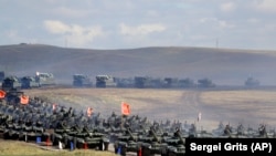 Кытайдын танкалары Чита шаарынан 250дөй км аралыктагы "Цугол" машыгуу майданында. Ошол кезде Чыгыш Сибирдеги "Чыгыш-2018" аскердик машыгуусу өткөрүлүп жаткан эле. Орусия, 2018-жыл, 13-сентябрь.