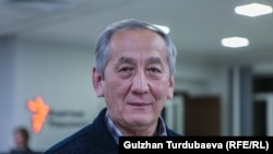 Акылбек Сариев.