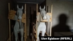 Тарых музейиндеги жыгач аттар