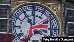 დიდი ბრიტანეთის სახელმწიფო დროშა ბიგ ბენის საათის წინ. ლონდონი, 30 იანვარი, 2020. 