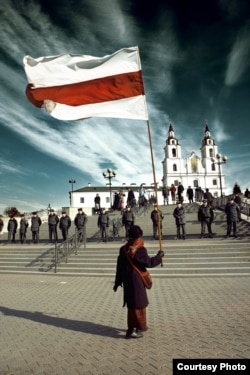 Nina Bahinskaya facing down a line of policemen in 2006