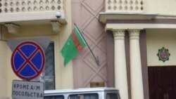 Diňle: Migrantlar häkimiýetleriň özlerini çykgynsyz ýagdaýa salýandygyny aýdýarlar