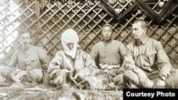 Курманжан Датка саякатчылар П.Пеллио, К.Г.Маннергейм жана өз небереси менен. 1906.