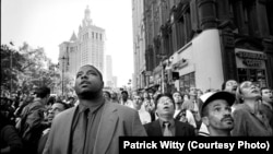 Снимка, направена в 9:59 ч. местно време на улица в Ню Йорк. В този момент рухва Южната кула на Световния търговски център.