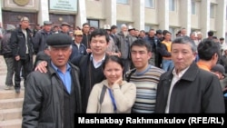 Таластагы митингди чагылдырган журналисттер. 6-апрель, 2010-жыл. (Жанарбек Акаев оңдон экинчи)