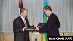 Прем'єр-міністр Канади Жан Кретьєн (п) і другий президент України Леонід Кучма, архівне фото, жовтень 1994 року
