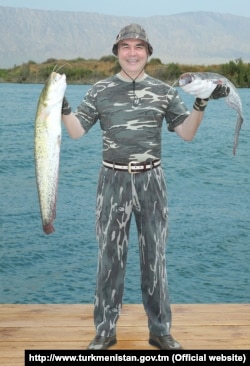 Центральное телевидение Туркменистана часто показывает не только талантливое пение президента Бердымухамедова, но и его увлечение, к примеру, как он рыбачил. 15 июля 2020 года.