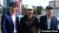 Азамат Төкөров өзү сыяктуу Москвада эмгектенип жүргөн достору менен. 2016