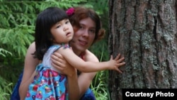 Елена кызы Надин менен