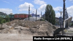 Barrikada e mbetur mbi urën kryesore të lumit Ibër.