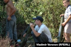 ბავშვები ყუმბარმტყორცნის ცარიელი მილებით თამაშობენ