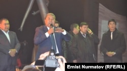 Экс-мэр Мелис Мырзакматов марафондо сүйлөп жатат. 14-ноябрь, 2013-жыл