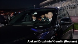 Владимир Путин и президент Египта Сиси в лимузине «Аурус».