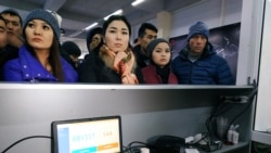 Айдоочулук күбөлүк алуу үчүн кезекте тургандар. 24-декабрь, 2019-жыл.