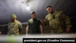 Владимир Зеленский согуш линиясындагы аскерлер менен. 5-июнь, 2022-жыл.