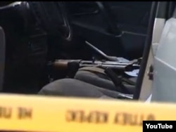 Таразда шабуыл болған жерде полиция тексеріп жатқан автокөліктің ішіндегі қару. 12 қараша 2011 ж.