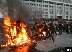 Массовые акции протеста в Бишкеке. 24 марта 2005 года.