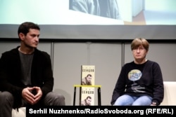 Ahtem Seitablayev Oleg Sentsovğa qoltutuv aktsiyasında