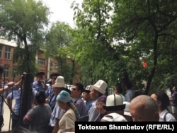 Садыр Жапаровдун жактоочулары сот имаратынын алдында.