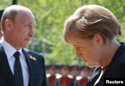 Rusia - Cancelarul german Angela Merkel și președintele rus Vladimir Putin participă la o ceremonie de depunere a florilor la mormântul soldatului necunoscut de lângă zidurile Kremlinului la Moscova - 10 mai 2015