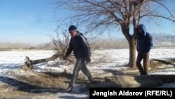 Пограничная полоса, отделяющая село Чарбак от анклава Сох. 7 января 2013 год.