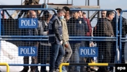 Мигранттарды убактылуу кармоочу жай. Измир шаары. 2016-жыл.